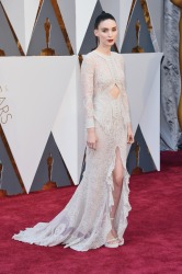 022-rooney-mara-saty-givenchy-haute-couture-oscars-2016-red-carpet