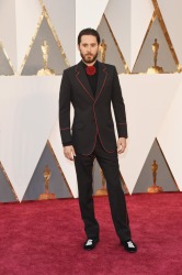 026-jared-leto-oblek-gucci-oscars-2016-red-carpet