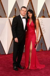 029-matt-damon-oblek-versace-luciana-damon-saty-atelier-versace-oscars-2016-red-carpet