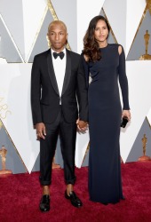 030-pharrell-williams-oblek-lanvin-helen-lasichanh-oscars-2016-red-carpet