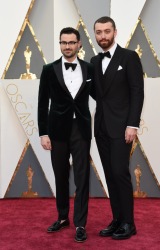 033-sam-smith-oblek-dunhill-jimmy-napes-oscars-2016-red-carpet