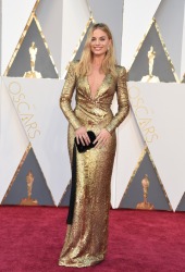 037-margot-robbie-saty-tom-ford-oscars-2016-red-carpet