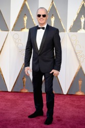 038-michael-keaton-oblek-dolce-gabbana-oscars-2016-red-carpet