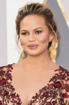 016-oscars-2016-chrissy-teigen-spolocenske-ucesy