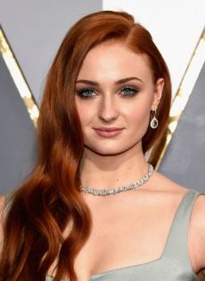 018-oscars-2016-sophie-turner-spolocenske-ucesy