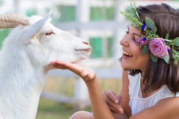 Kozie mlieko ako elixír krásy vie urobiť krajšími aj vaše vlasy. Zabraňuje ich lámaniu, štiepeniu končekom aj vypadávaniu.