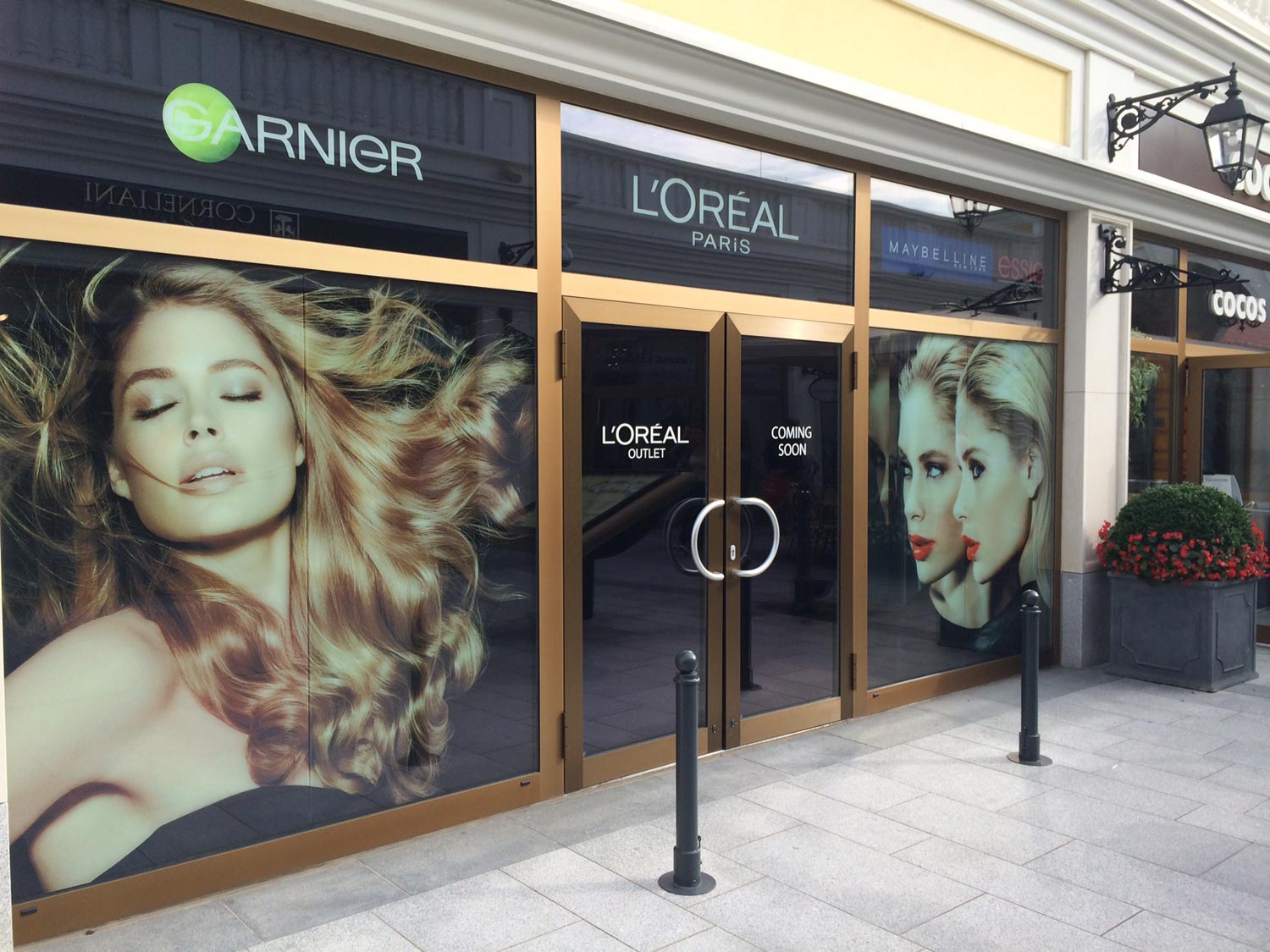 Designer Outlet Parndorf otvoril prvú a jedinú podnikovú predajňu L’Oréal v Rakúsku. Milovníkom nákupov v outletovom mestečku Parndorf ponúkne výhodné nákupy so zľavou.
