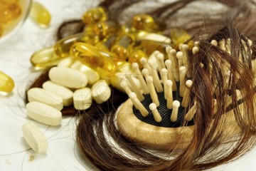 Lieky bývajú jednou z príčin padania vlasov. Viete ktoré lieky vás môžu pripraviť o vlasy? Väčšinou síce len dočasne, ale napriek tomu! Na ktoré si dať pozor?