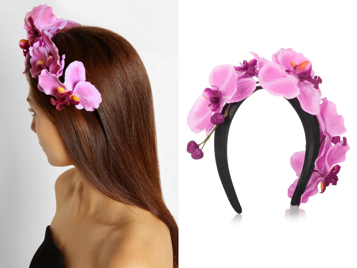 Klobučník Piers Atkinson vytvoril čelenku do vlasov s úžasnými orchideami.