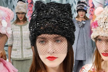 Minule to boli tenisky, tentoraz čiapky – Karl Lagerfeld im za pomoci Haute Couture kolekcie Chanel dal punc luxusu a noblesy „vysokého krajčírstva”.