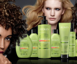 Redken vyzýva všetky kučeravé krásky k rebélii. Zahoďte žehličky na vlasy a ukážte svoje kučeravé vlasy v plnej kráse s kozmetikou Curvaceous.